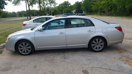 Clean 2005 Toyota Avalon, $4200, milage 198