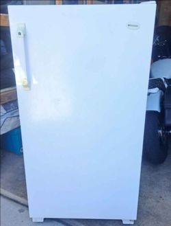 FRIGIDAIRE UPRIGHT FREEZER