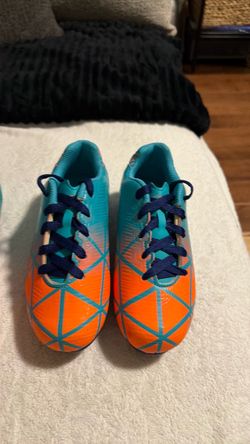 Taquetes nuevos de niño para fútbol  $ 15 los 2 pares