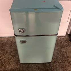 Insignia Retro Mini Fridge With Freezer