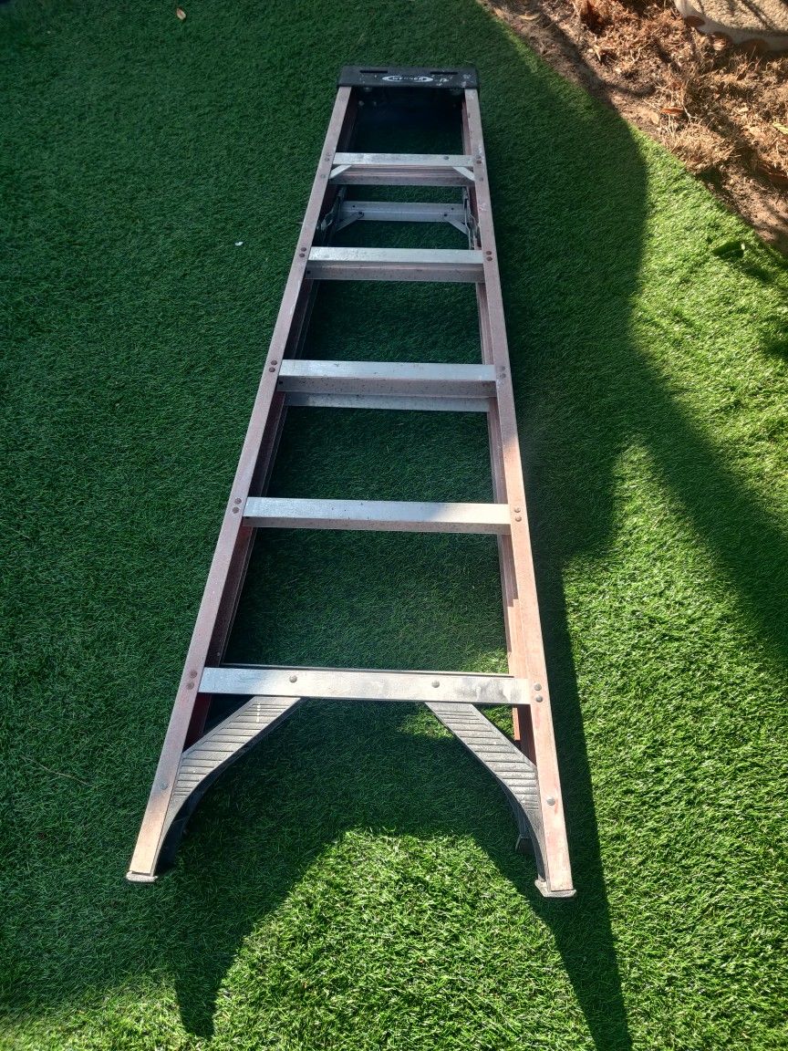 WERNER FIBERGLASS LADDER