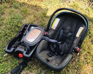 GRACO Snugride car seat and base