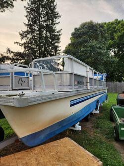 Pontoon boat