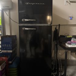 Frigidaire Retro Black Top-Freezer Refrigerator – Stylish & Compact
