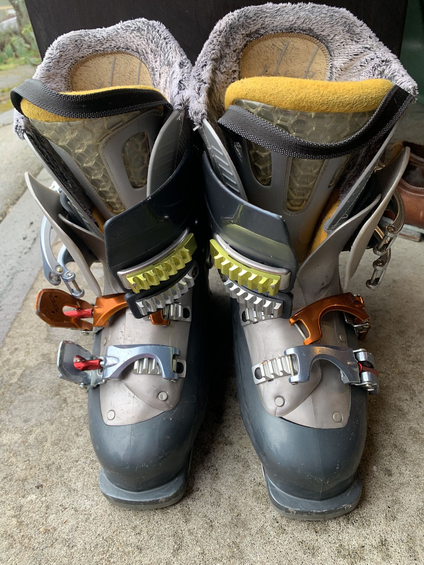 Salomon Ski Boots Women Size 7 Or 24.5