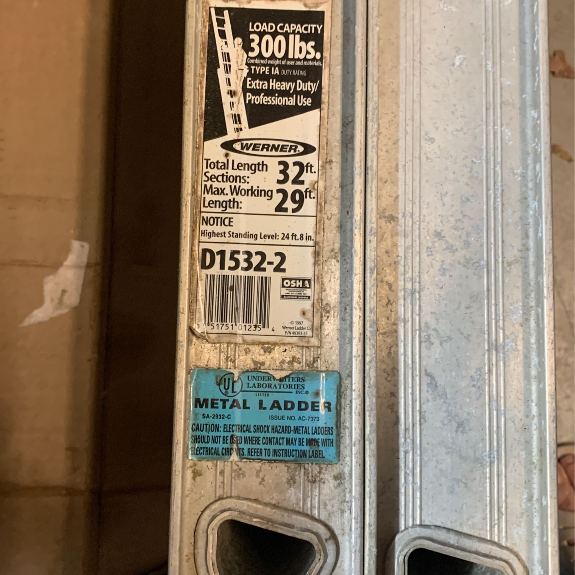 32 Foot Ladder, 300 Lb Capacity