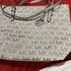 Purse : Michael Kores