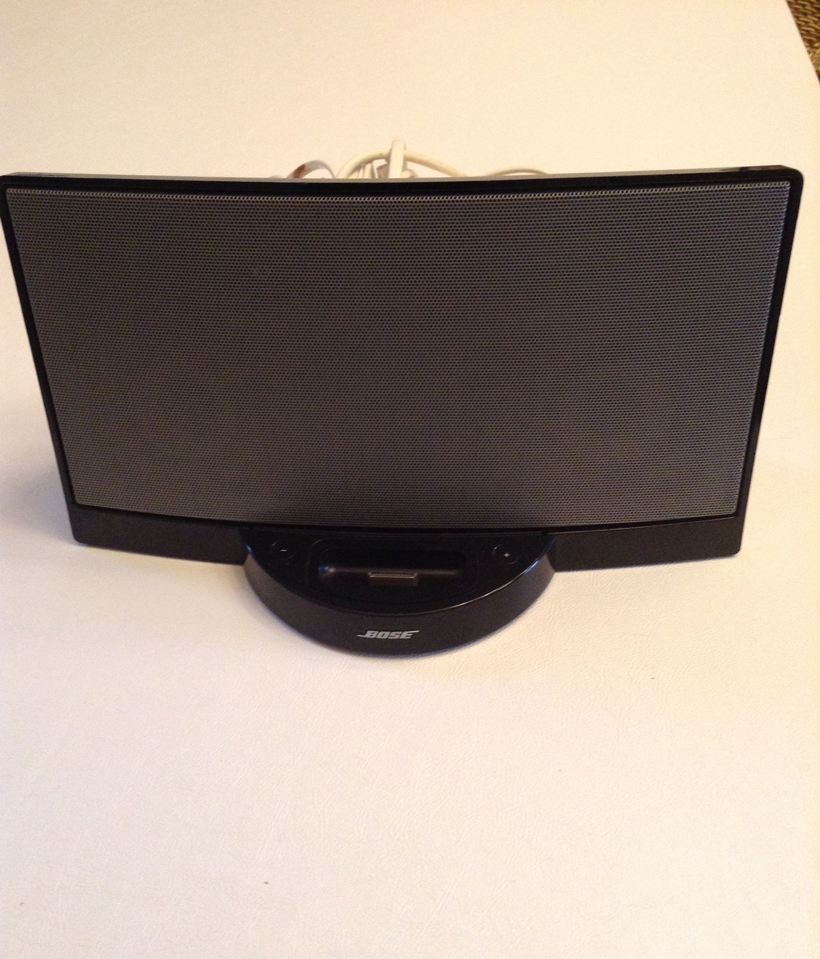 BOSE SOUND DOCK AND POWER CORD. PERFECT CONDITION