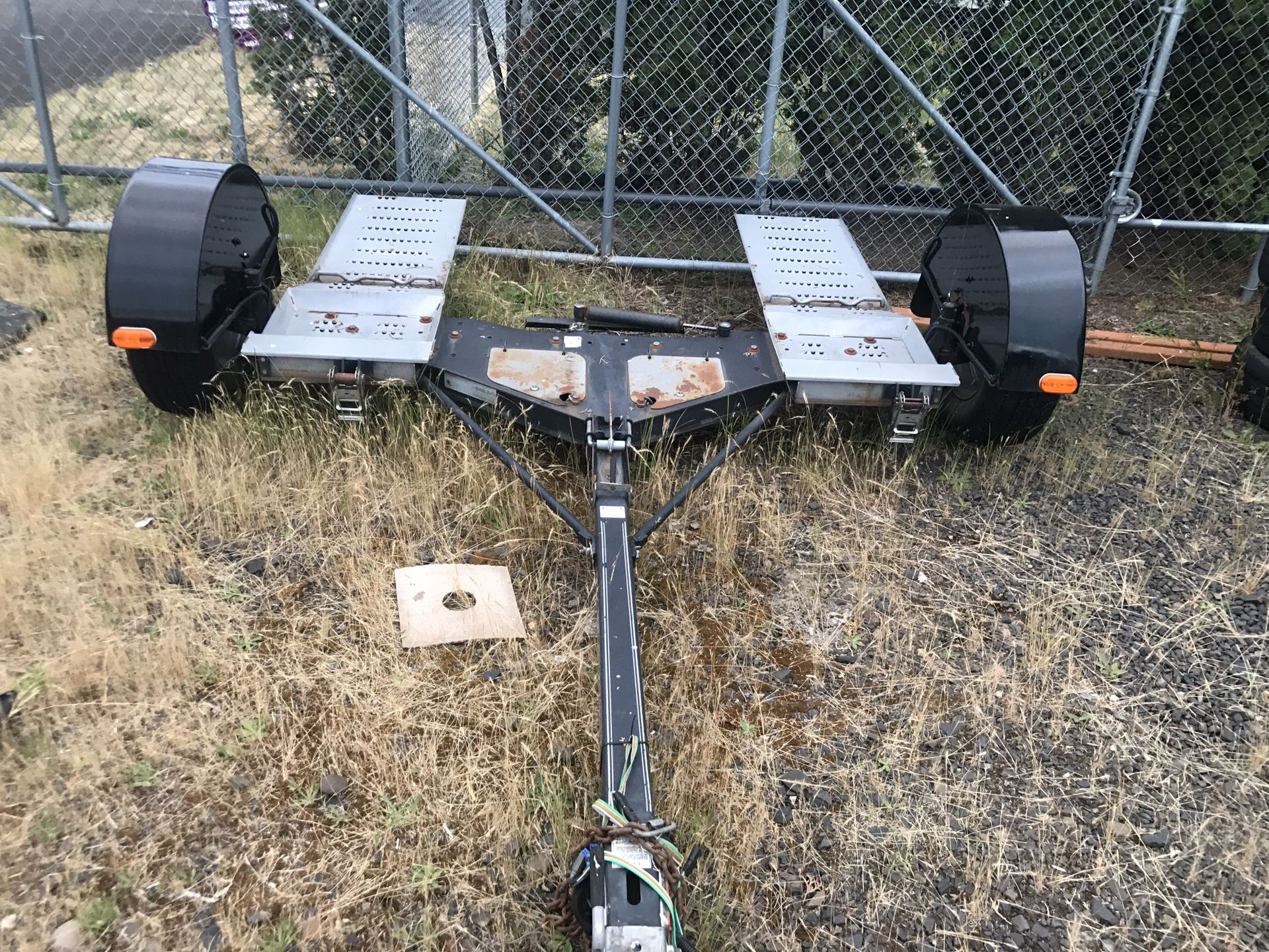 Tow dolly with 2 sets of straps
