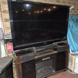 Televisión con estante el estante tiene calentador como chiminea