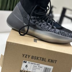 YZY Yeezy  Size 6