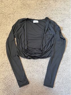 Black long sleeve scooped cropped shirt