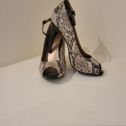 BCBGeneration Size 7B Beige and Black Snakeskinned Open-Toed Heels