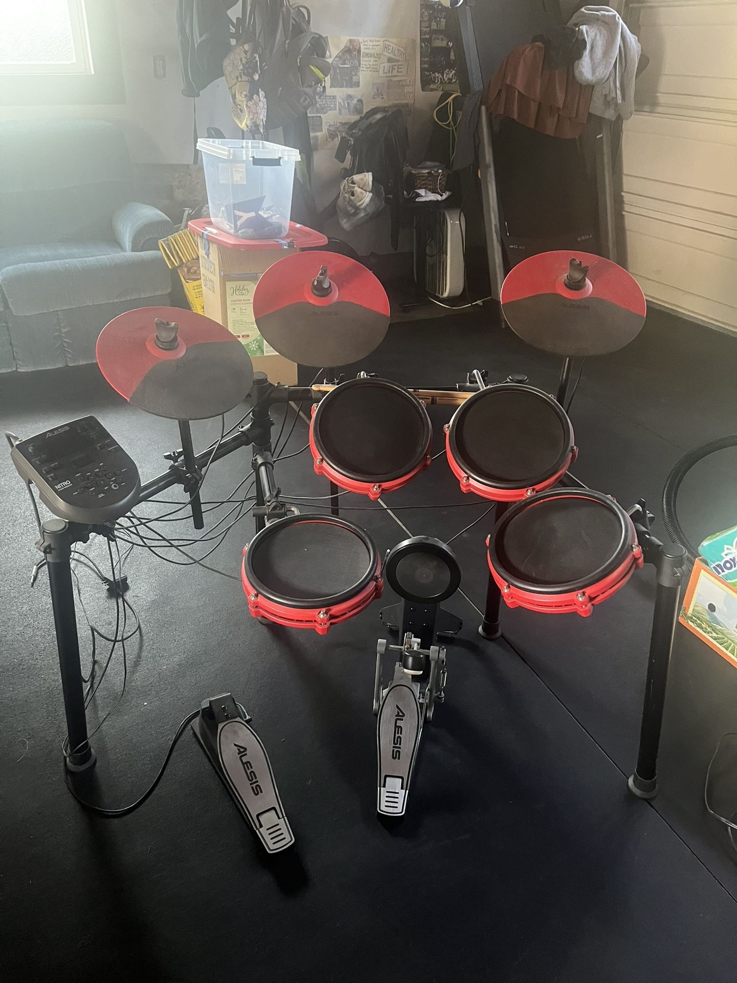 Alesis Nitro Mesh Electric Drum Kit, Donner dda-20 E-drum Amplifier And Pdp Drum Throne + Pro Mark Sticks