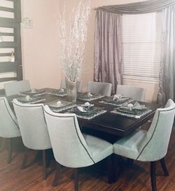 Z galleries dinning table and chairs