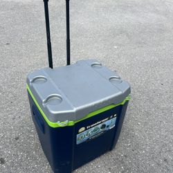 Igloo Transformer 60qt Camping Beach Ice Chest Cooler! Great condition just Missing wheels.  