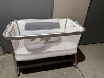 Baby basket with baby pillow