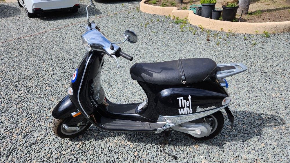 2002 VESPA ET2 Signed and Autographed By THE WHO
