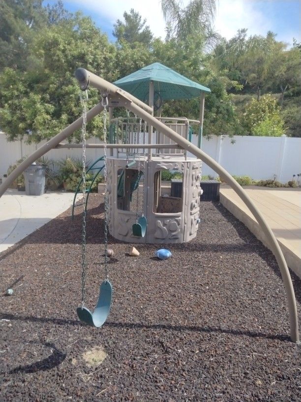 Playset/Swing set plus rubber mulch