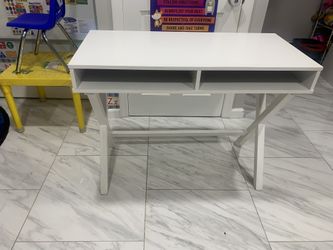 Beautiful Modern Sassy White Desk 40x19x30