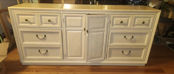 Vintage Stanley Furniture Traditional Credenza / Multi-Drawer Triple Dresser & Cabinet