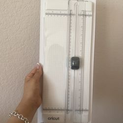 Cricut portable trimmer NEW 