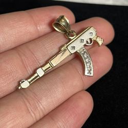 REAL SOLID 10K AK PENDANT 4.7 GRAMS 