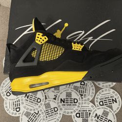 Used- Jordan 4 Thunder  Clean 9/10 (11.5M)