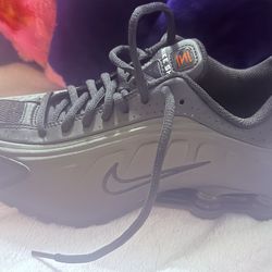 Nike  black shox R4