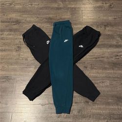 Nike Women’s Cuffed Sweatpants 