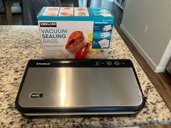 FoodSaver preserver vacuum sealer and new box of vacuum sealing bags