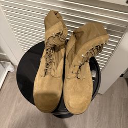 Size 12 men’s vibram boots