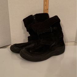 WOMENS SIZE 7 BOOTS