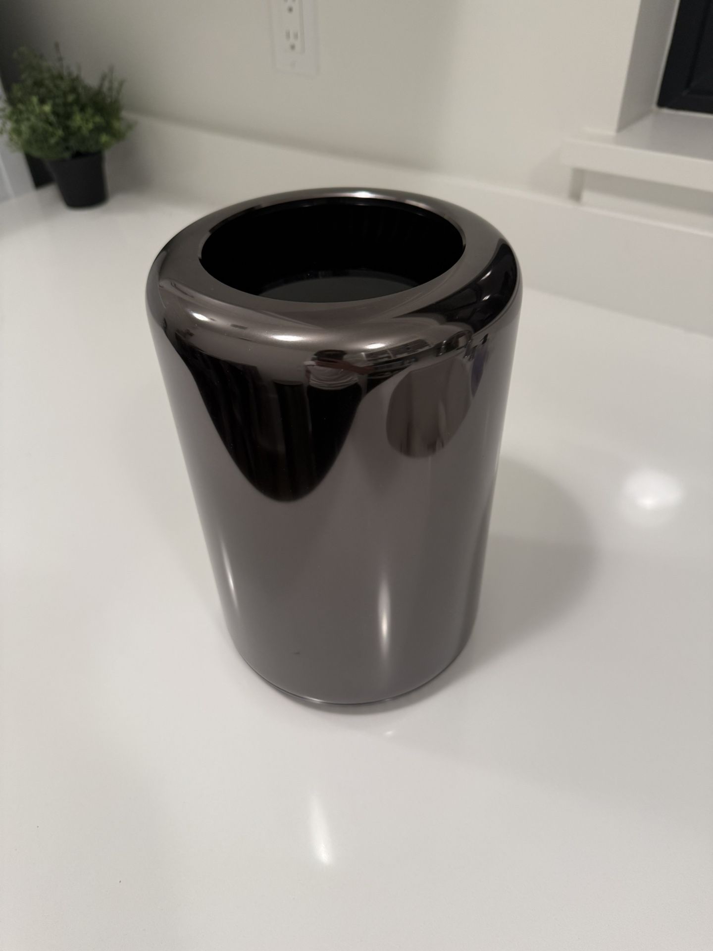 Apple Mac Pro 2013 8 Core Xeon 32GB 1TB D300