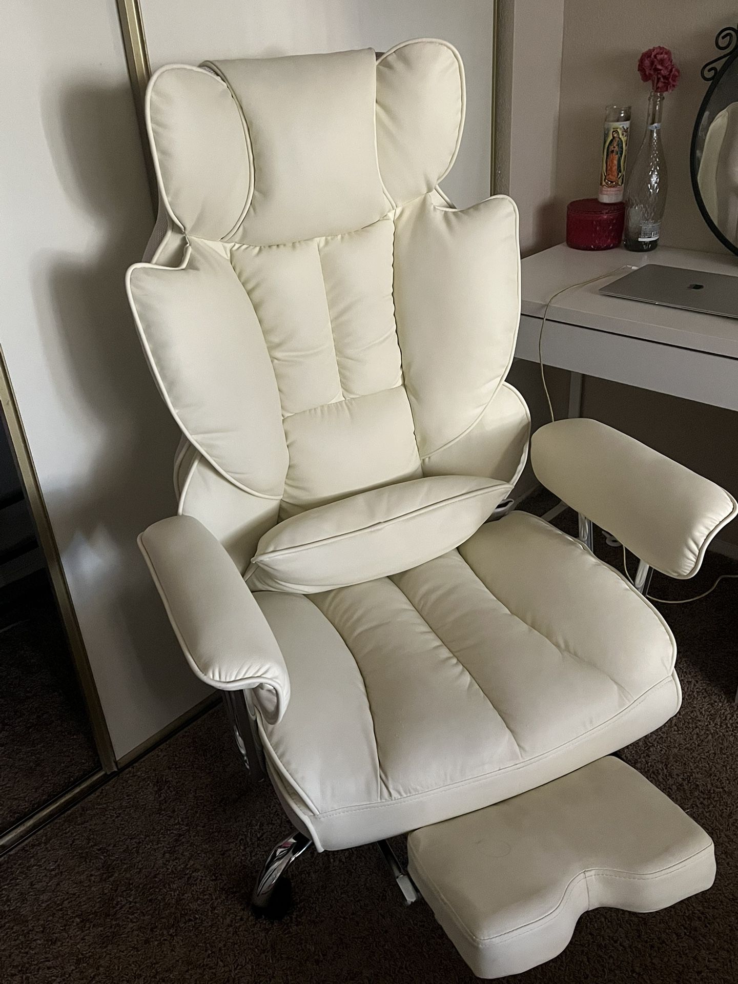 Ergonomic Office Desk Chair with Pull-Out Footrest