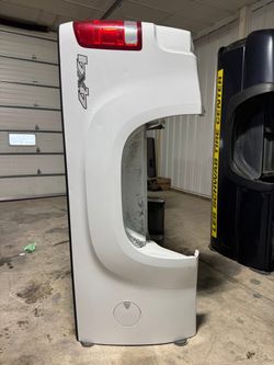 2007.5-2014 gmc 6.5ft bed in summit white with matching gate in stock