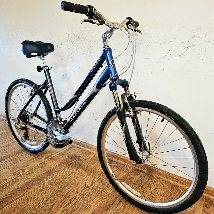 24 speed GIANT Sedona DX Touring all Terrain Hybrid MTB bike