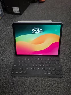 Apple iPad Air 5th Generation 10.9" 64 GB WiFi only keyboard and Apple pencil combo
