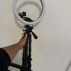 Tripod with ring light 