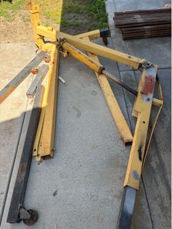 Hydraulic engine hoist