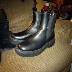 WOMENS BOOTS SIZE 6