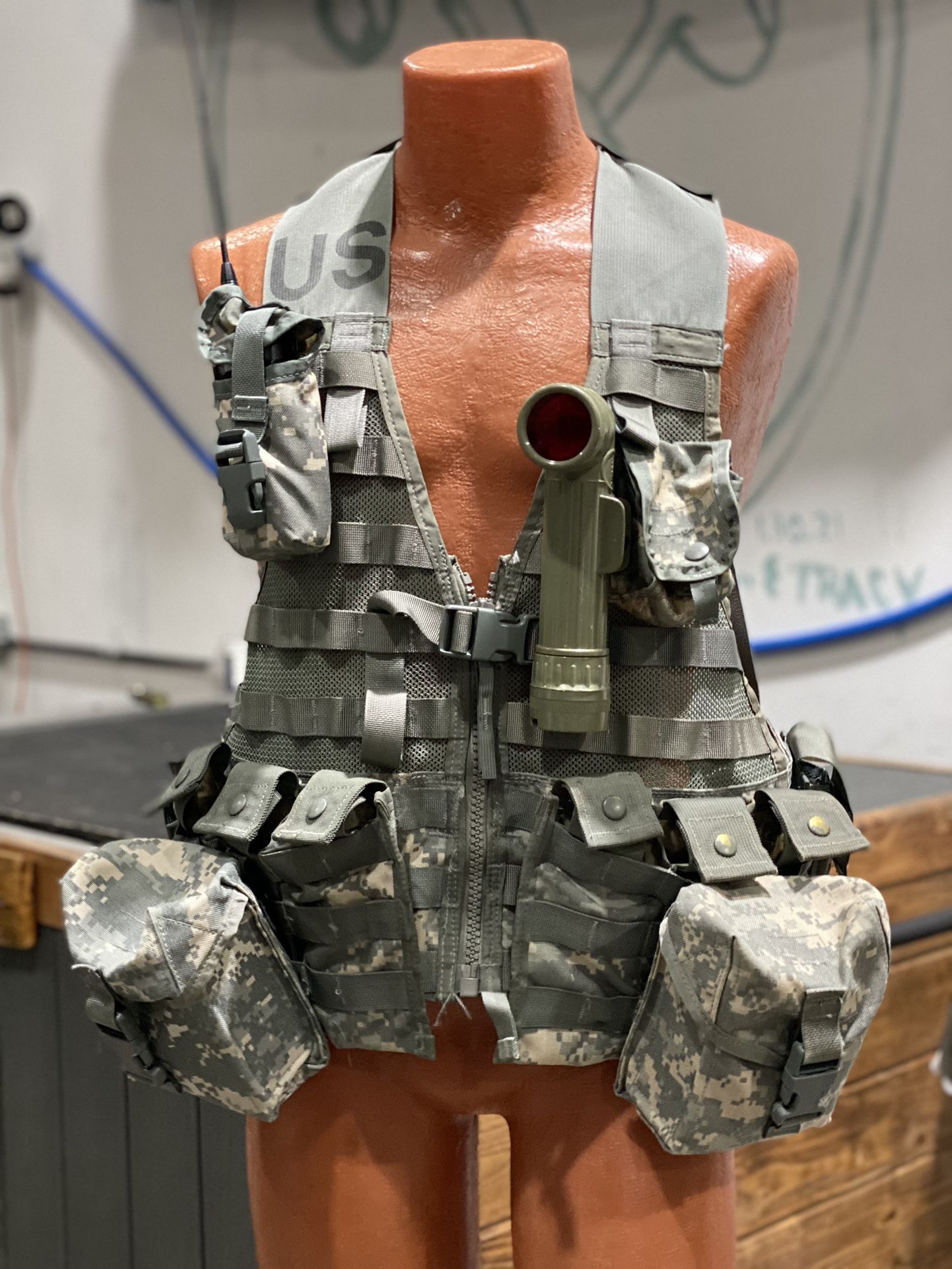 MOLLE II US Army Tactical Vest Bundle w/ 10 Pouches! Support Infantry Kit! ACU BONUS FLASHLIGHT!