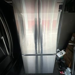 SAMSUNG 33" STAINLESS STEEL COUNTER DEPTH FRENCH DOOR REFRIGERATOR WITH ICE MAKER 