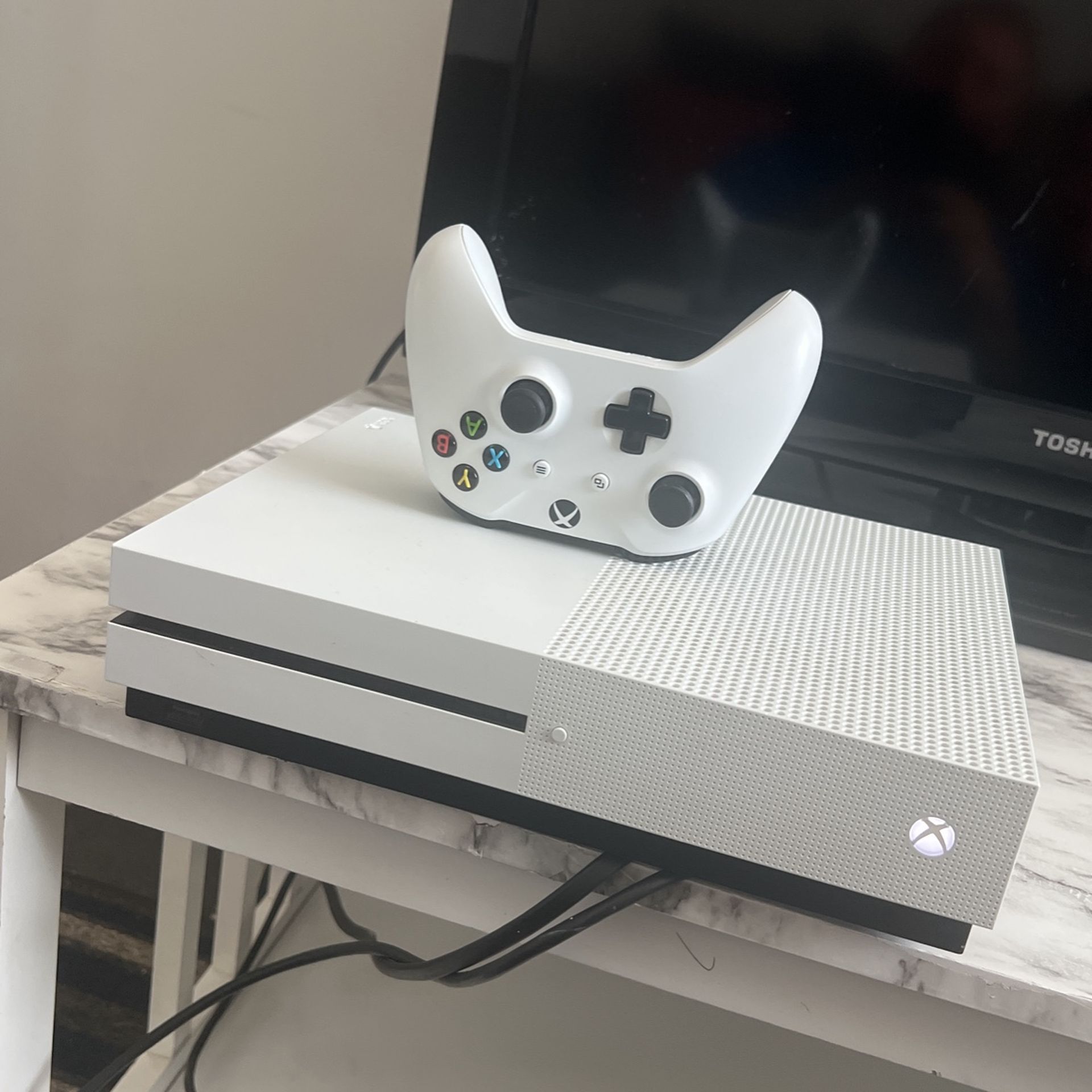 Xbox One S + Tv Screen Free
