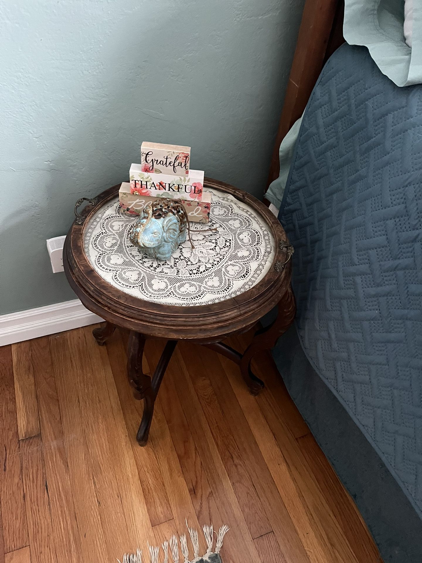 Round accent table