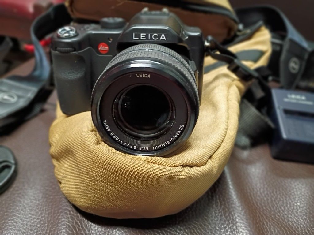 LEICA V-LUX 1 CAMERA WITH ACCESSORIES