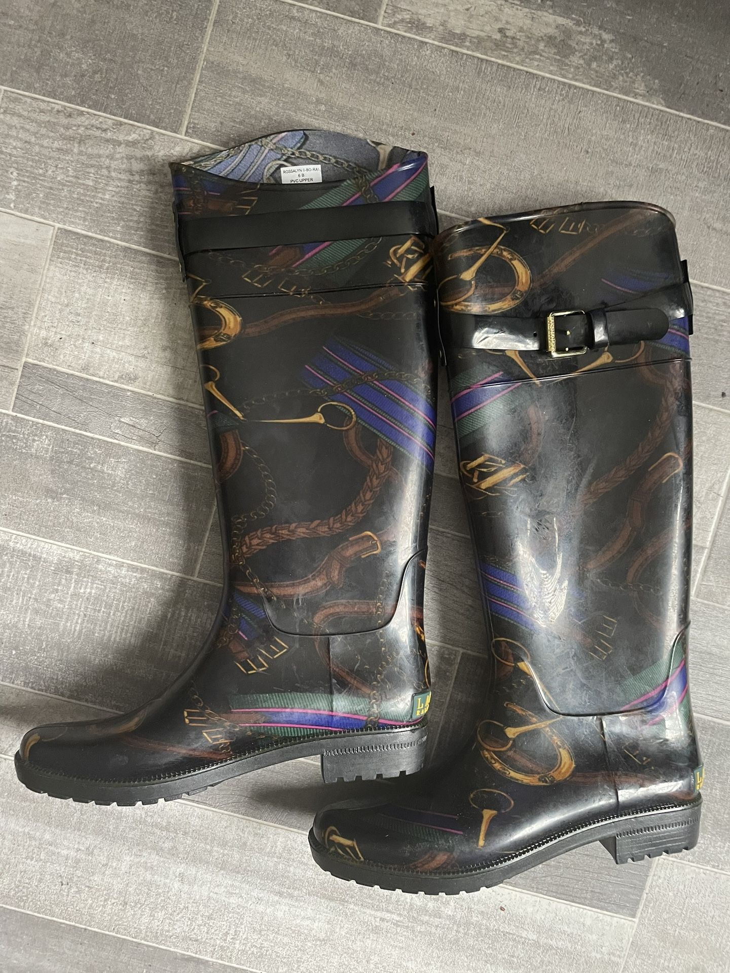 Discover stylish and colorful rain boots that will keep your feet warm and dry during the fall, winter, and spring seasons. These boots are designed w