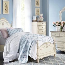 Cinderella Antique White Poster Youth Bedroom Set,
5-PIECE (BED, DRESSER, MIRROR, NIGHTSTAND AND CHEST)