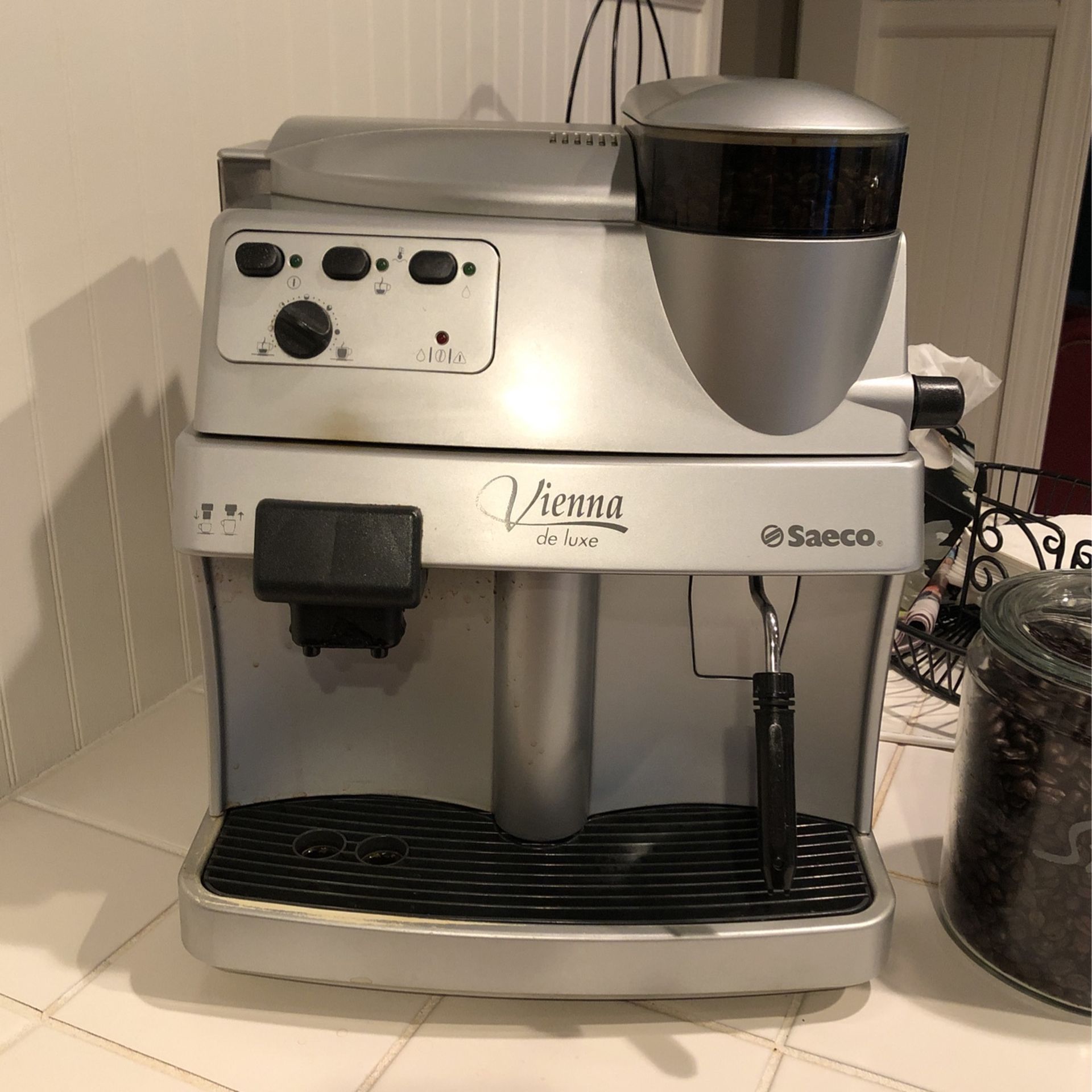 Saeco Vienna de Luxe Automatic Expresso Machine