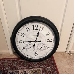 Large wall clock 25”, Like New